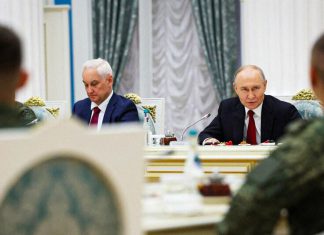 Rusia: El regreso a las negociaciones no frenará las operaciones militares en Ucrania El presidente ruso, Vladímir Putin, junto al ministro de Defensa, Andrei Belousov, se reúnen con miembros del Ejército de Rusia, en junio de 2026.