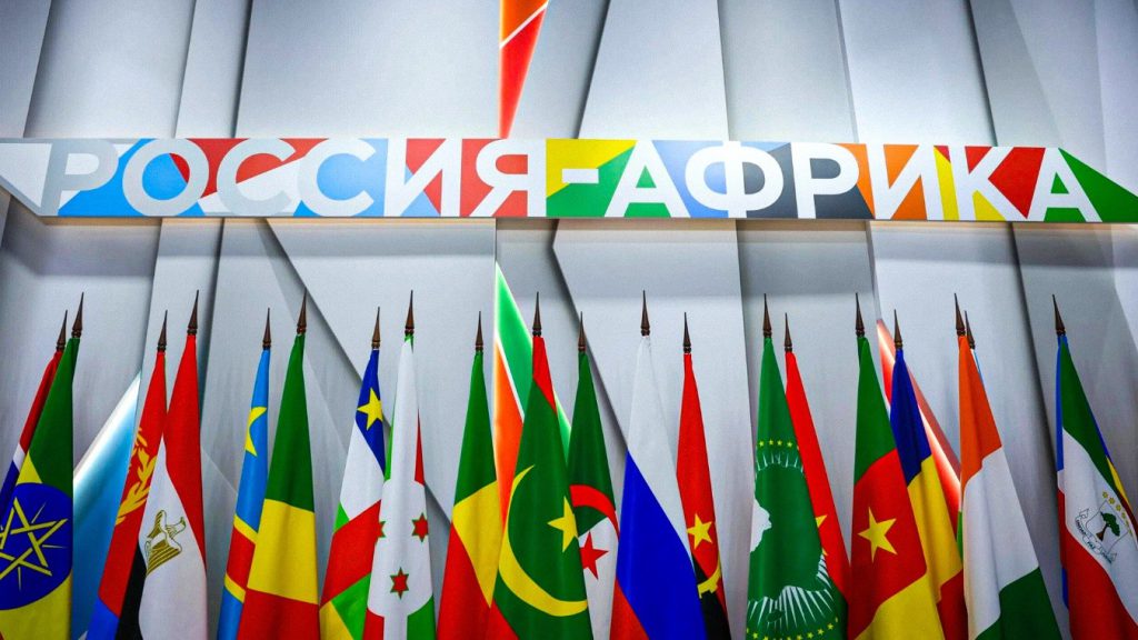 La III Cumbre Rusia-África reunirá el 28 y 29 de octubre a líderes, funcionarios y representantes empresariales para ampliar sus vínculos Banderas de países africanos alrededor de la rusa, alusivas al encuentro.