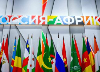 Rusia y África preparan una nueva hoja de ruta de cooperación en Moscú La III Cumbre Rusia-África reunirá el 28 y 29 de octubre a líderes, funcionarios y representantes empresariales para ampliar sus vínculos Banderas de países africanos alrededor de la rusa, alusivas al encuentro.