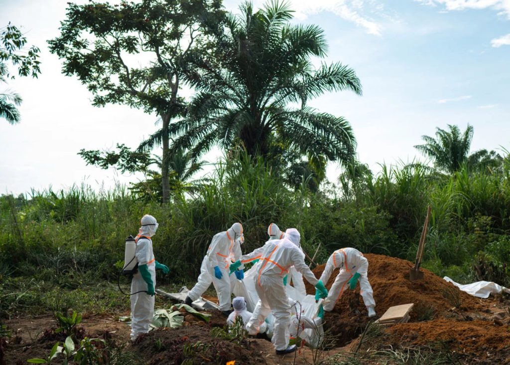 Trabajadores funerarios sepultan los restos del erudito islámico Mussa Kathembo, quien murió a causa del ébola tras haber orado por personas enfermas en Beni, República Democrática del Congo, el 14 de julio de 2019.
