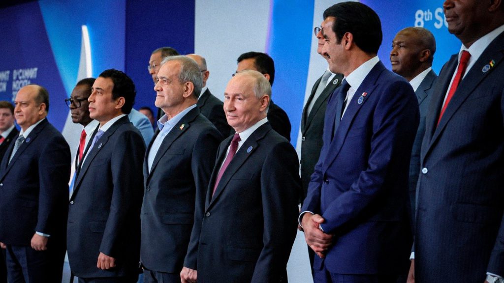 Vladímir Putin junto a líderes y representantes de países exportadores de gas durante la VIII Cumbre del Foro, celebrada en Moscú