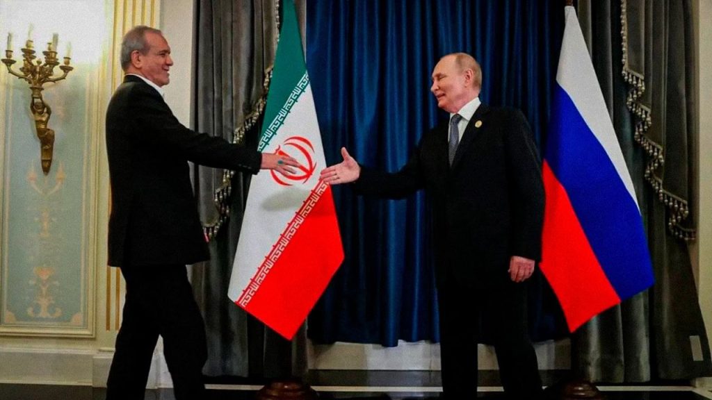 El presidente, Vladimir Putin con su homólogo iraní, Masoud Pezeshkian, en la cumbre de la Organización de Cooperación de Shanghái celebrada en China, en septiembre de 2025.
