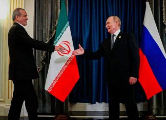 Vladímir Putin traslada a Donald Trump la postura de Irán sobre una salida al conflicto El presidente, Vladimir Putin con su homólogo iraní, Masoud Pezeshkian, en la cumbre de la Organización de Cooperación de Shanghái celebrada en China, en septiembre de 2025.