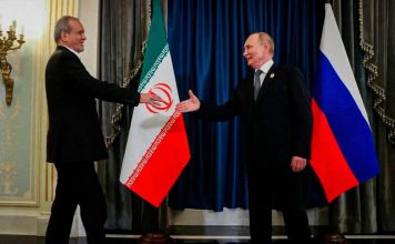 Vladímir Putin traslada a Donald Trump la postura de Irán sobre una salida al conflicto El presidente, Vladimir Putin con su homólogo iraní, Masoud Pezeshkian, en la cumbre de la Organización de Cooperación de Shanghái celebrada en China, en septiembre de 2025.