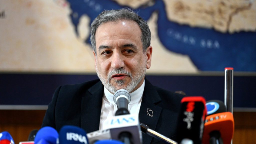 Abbas Araghchi, ministro de Exteriores de Irán, durante una comparecencia ante los medios de comunicación.