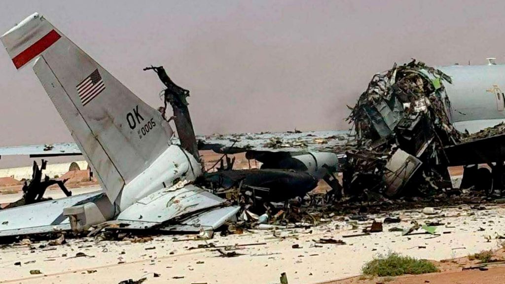 Restos de un avión militar estadounidense destruido en Arabia Saudita.