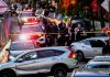 Agente de ICE dispara siete veces contra migrante en Nueva York Agentes de policía y vehículos de emergencia en una calle acordonada de Nueva York.