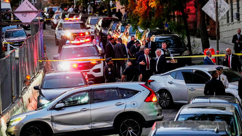 Agentes de policía y vehículos de emergencia en una calle acordonada de Nueva York.