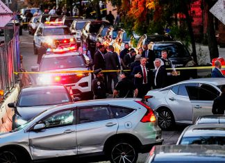 Agente de ICE dispara siete veces contra migrante en Nueva York Agentes de policía y vehículos de emergencia en una calle acordonada de Nueva York.