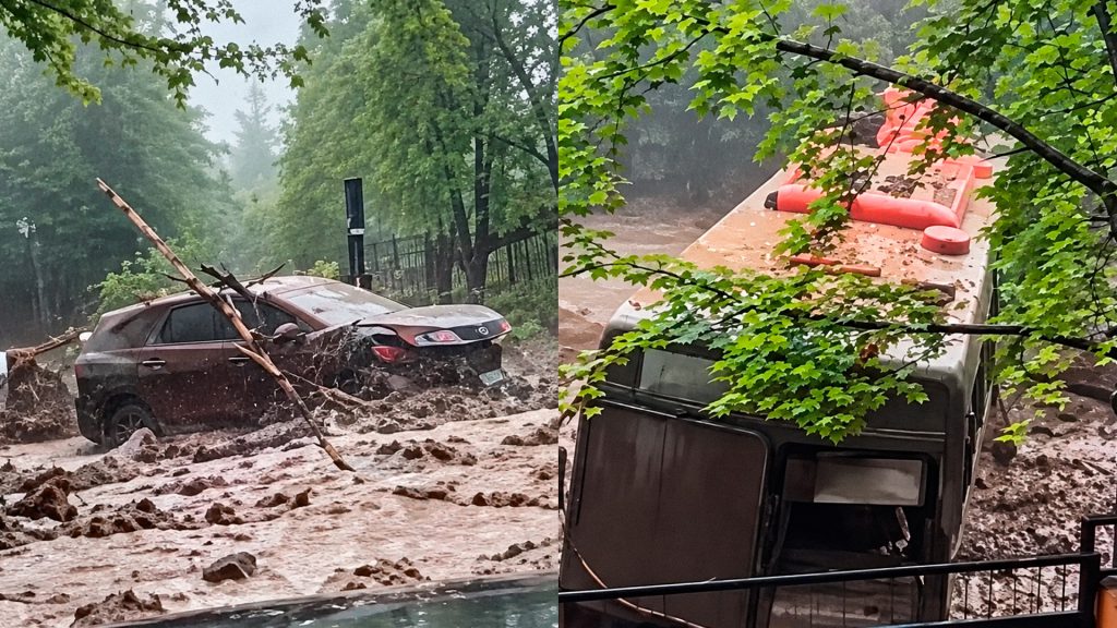 Vehículos afectados por un aluvión tras intensas lluvias en Santiago de Chile.