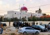 Masacre en Jordania: seis muertos y 28 heridos Policías y vehículos frente a una iglesia en Karak, Jordania, tras un ataque armado.