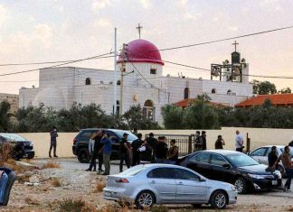 Masacre en Jordania: seis muertos y 28 heridos Policías y vehículos frente a una iglesia en Karak, Jordania, tras un ataque armado.