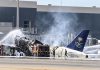 Yemen paraliza cientos de vuelos en Arabia Saudí Avión comercial de Saudia incendiado y atendido por bomberos en un aeropuerto de Arabia Saudí.