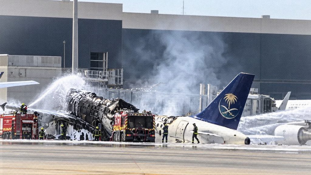Avión comercial de Saudia incendiado y atendido por bomberos en un aeropuerto de Arabia Saudí.