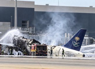 Yemen paralizan cientos de vuelos en Arabia Saudí Avión comercial de Saudia incendiado y atendido por bomberos en un aeropuerto de Arabia Saudí.
