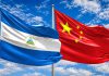 China rechaza acusaciones de Estados Unidos contra empresas mineras en Nicaragua Banderas de Nicaragua y China ondeando juntas bajo un cielo azul.