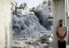 Soldados israelíes revelan masacres de civiles en Gaza Bombardeo israelí en Gaza con edificios dañados, vehículos destruidos y una columna de humo.