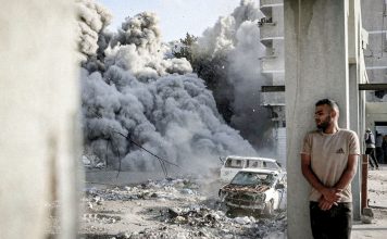 Soldados israelíes revelan masacres de civiles en Gaza Bombardeo israelí en Gaza con edificios dañados, vehículos destruidos y una columna de humo.