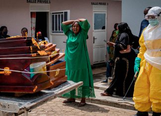Brote de ébola en República Democrática del Congo supera los 9000 casos Mujer afectada por la pérdida de un ser querido junto a un féretro durante un funeral en la República Democrática del Congo.