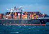 China exige a Estados Unidos frenar restricciones comerciales Buque de carga navegando por alta mar.