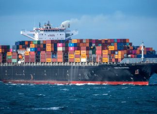 China exige a Estados Unidos frenar restricciones comerciales Buque de carga navegando por alta mar.