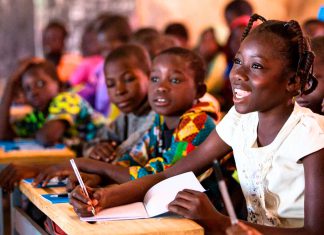 Burkina Faso impulsa reforma educativa para romper con la herencia colonial Estudiantes de Burkina Faso durante una jornada escolar/ ARCHIVO