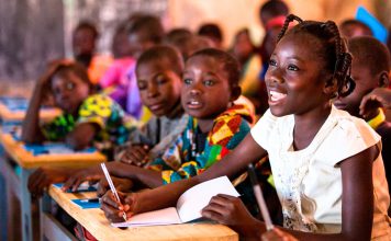 Burkina Faso impulsa reforma educativa para romper con la herencia colonial Estudiantes de Burkina Faso durante una jornada escolar/ ARCHIVO