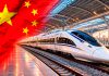 China creará 30 centros de innovación ferroviaria para 2030 Tren de alta velocidad de China en una estación ferroviaria, con la bandera china en primer plano.