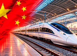 China creará 30 centros de innovación ferroviaria para 2030 Tren de alta velocidad de China en una estación ferroviaria, con la bandera china en primer plano.