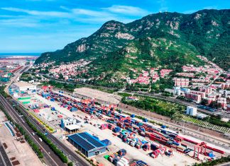 China acelera su conexión comercial con Europa y Asia Central Vista aérea de la Base de Cooperación Logística China-Kazajstán, en Lianyungang, provincia de Jiangsu, en el este de China