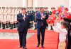 Botsuana refuerza su desarrollo con China Xi Jinping y Duma Gideon Boko saludan durante un encuentro oficial en China.