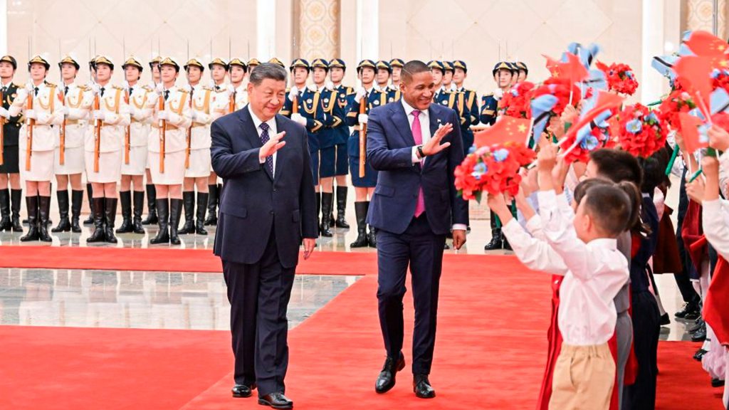 Xi Jinping y Duma Gideon Boko saludan durante un encuentro oficial en China.