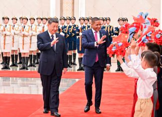 Botsuana refuerza su desarrollo con China Xi Jinping y Duma Gideon Boko saludan durante un encuentro oficial en China.