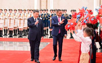 Botsuana refuerza su desarrollo con China Xi Jinping y Duma Gideon Boko saludan durante un encuentro oficial en China.