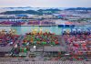 Economía china acelera su crecimiento al 4,5 % impulsada por fuertes exportaciones Puerto de contenedores en China con grúas y mercancías destinadas al comercio internacional.