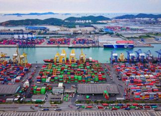 Economía china acelera su crecimiento al 4,5 % impulsada por fuertes exportaciones Puerto de contenedores en China con grúas y mercancías destinadas al comercio internacional.