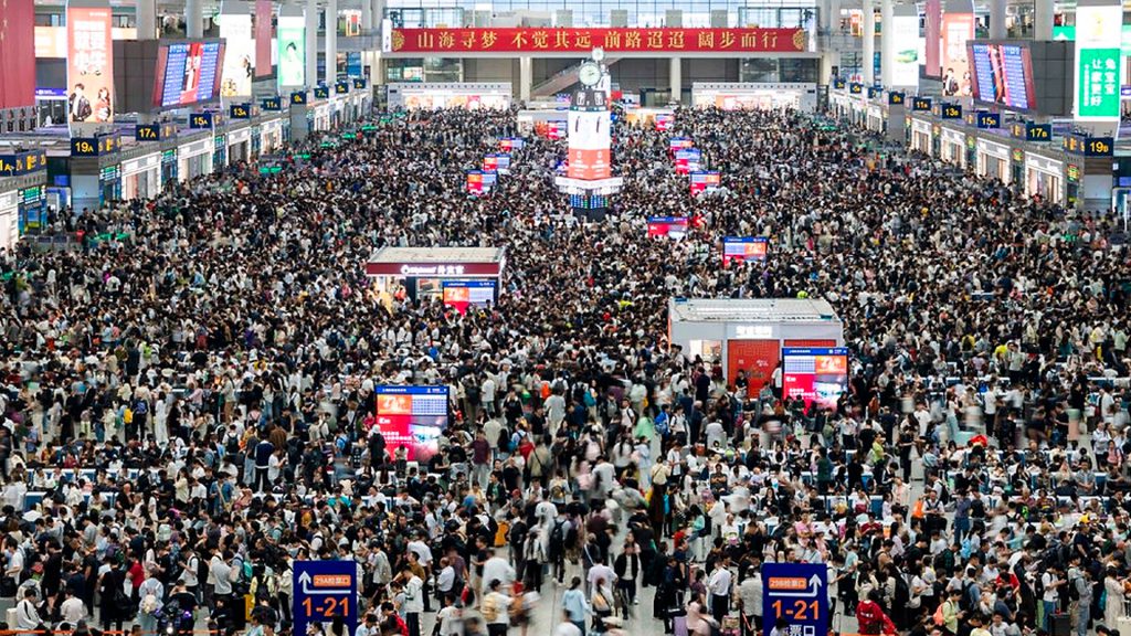 Estación de Hongqiao en Shanghái abarrotada de viajeros durante la Semana Dorada.