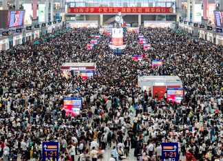 China moviliza más de 2,100 millones de viajes durante la Semana Dorada Estación de Hongqiao en Shanghái abarrotada de viajeros durante la Semana Dorada.