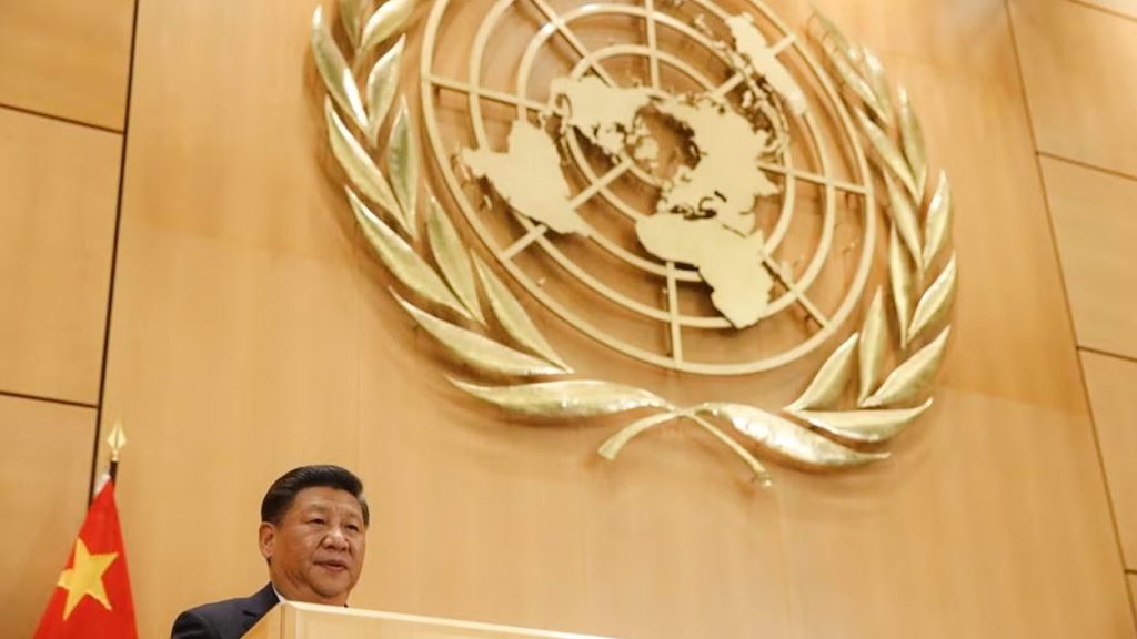 Xi Jinping pronuncia un discurso ante el emblema de las Naciones Unidas en Ginebra.