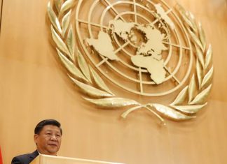 China propone tres medidas para fortalecer la Asamblea General de la ONU Xi Jinping pronuncia un discurso ante el emblema de las Naciones Unidas en Ginebra.