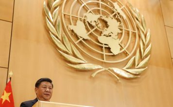 China propone tres medidas para fortalecer la Asamblea General de la ONU Xi Jinping pronuncia un discurso ante el emblema de las Naciones Unidas en Ginebra.