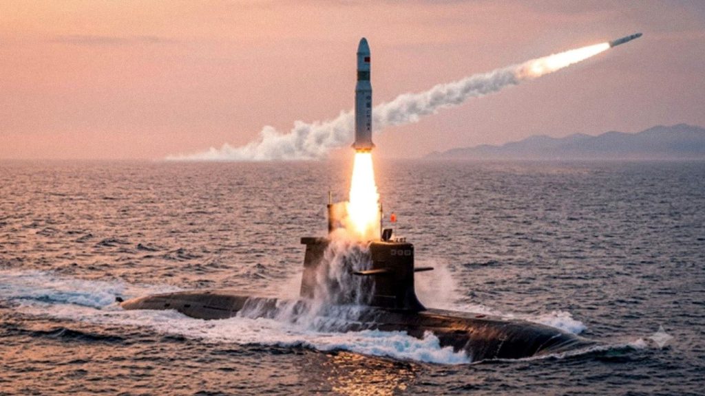 Submarino nuclear chino lanza un misil balístico desde el océano durante una prueba militar.