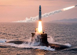 China prueba con éxito misiles con submarinos nucleares de última generación Submarino nuclear chino lanza un misil balístico desde el océano durante una prueba militar.