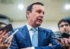 Senador: Ataques de Irán revelan falta de preparación de Estados Unidos El senador Chris Murphy habla con periodistas en el Capitolio de Estados Unidos.