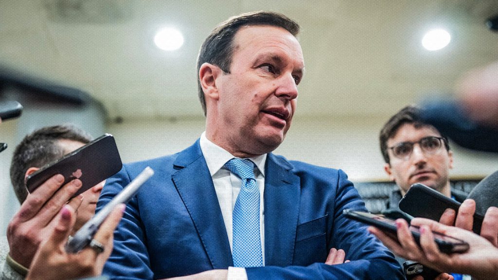 El senador Chris Murphy habla con periodistas en el Capitolio de Estados Unidos.