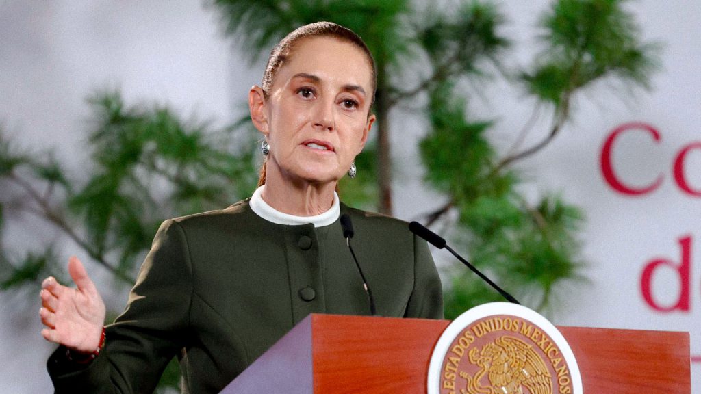 Claudia Sheinbaum habla durante una conferencia de prensa sobre la orden de arresto contra Raúl Castro.
