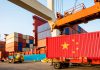 China consolida su comercio con un crecimiento sostenido en 2026 Contenedores de carga en un puerto de China durante operaciones de comercio exterior.