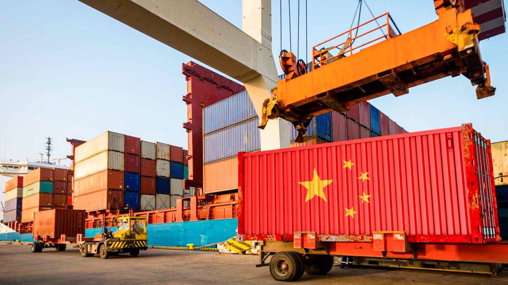 Contenedores de carga en un puerto de China durante operaciones de comercio exterior.