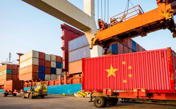 China consolida su comercio con un crecimiento sostenido en 2026 Contenedores de carga en un puerto de China durante operaciones de comercio exterior.