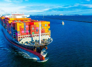 Rusia y China exploran ampliación de su cooperación naval y portuaria Buque comercial en construcción en un astillero de Shanghái, China.